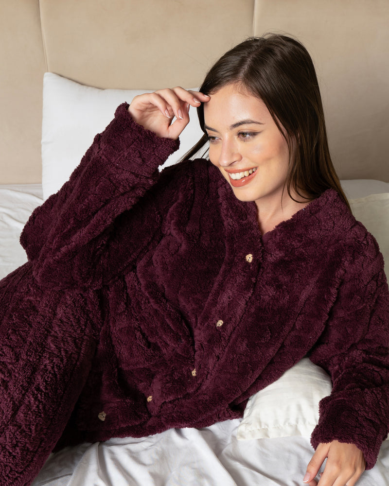 تفاصيل التوب الكلاسيكي من فرو الجاكار النبيتي بأزرار أمامية وياقة ناعمة من PYJAMODA.
