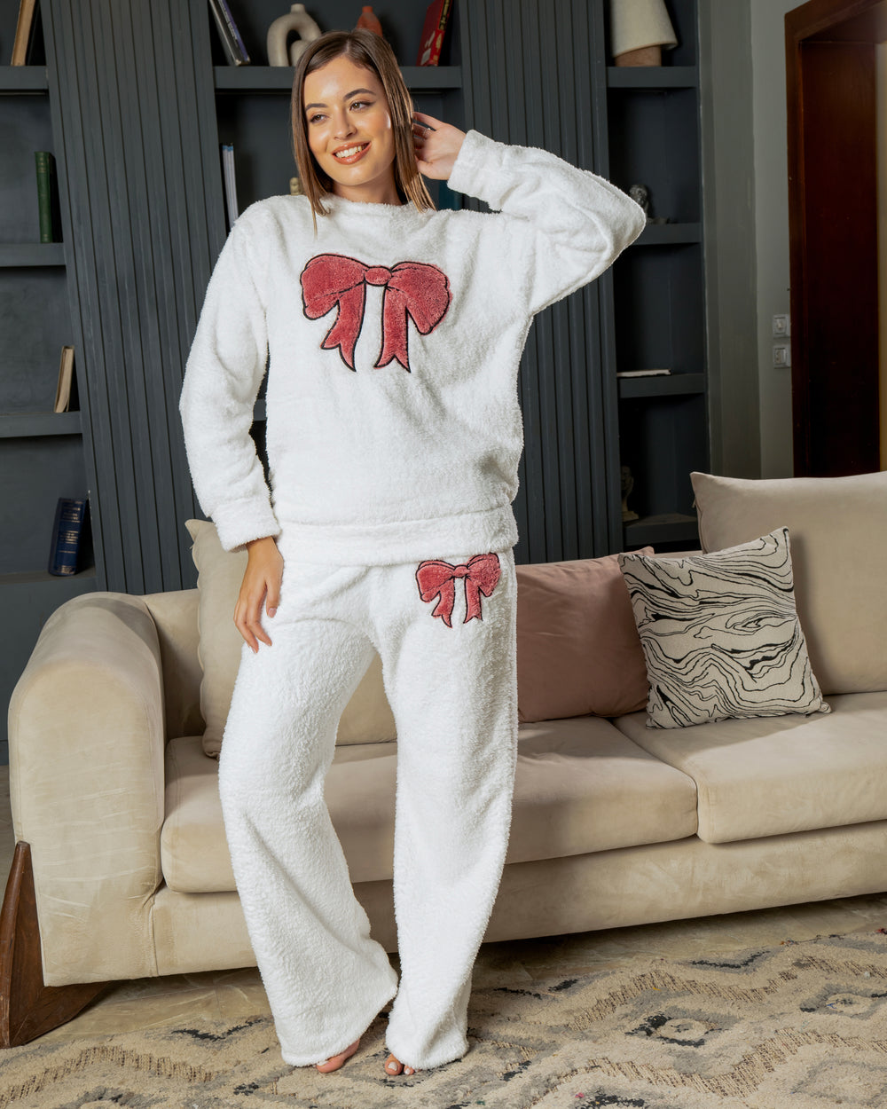 بيجامة فرو بيضاء فاخرة بتطريز فيونكة وردية من PYJAMODA