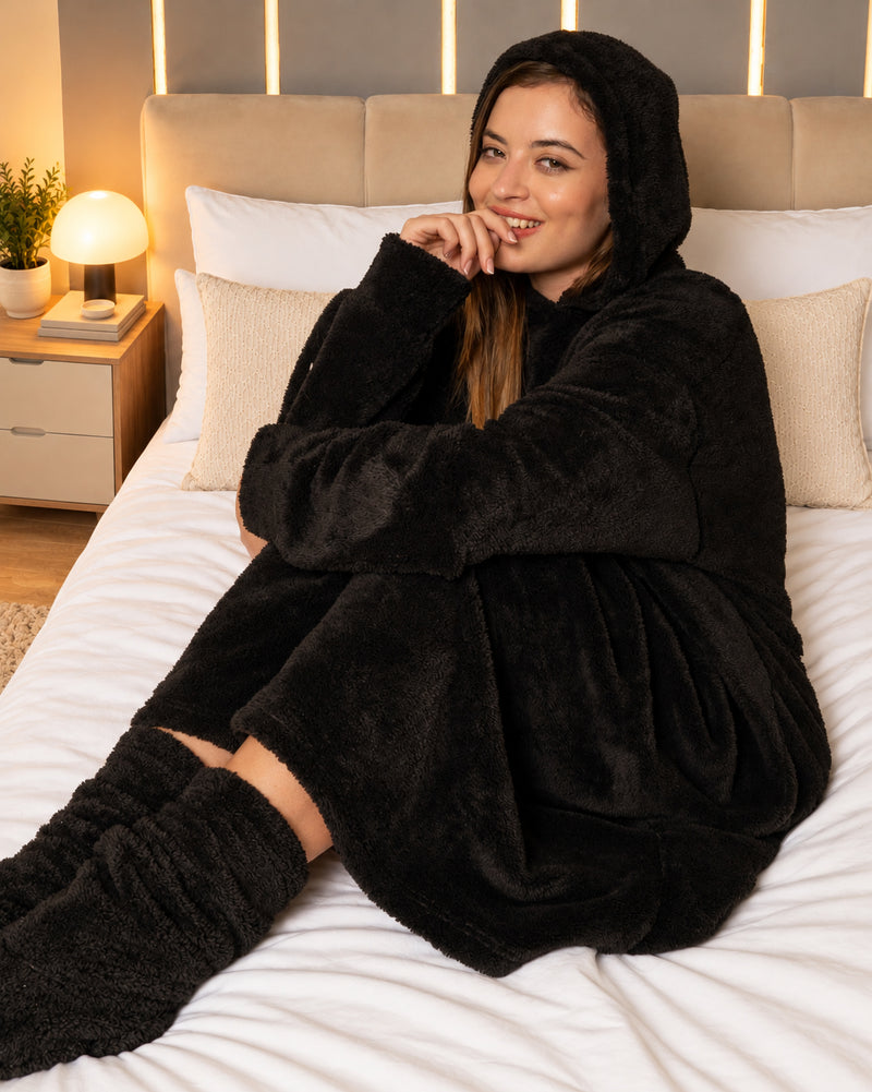 نايت شيرت فرو أسود طويل للسيدات من PYJAMODA، بتصميم شتوي مريح وملمس فرو ناعم مع لكلوك متناسق لأجواء المنزل الدافئة.