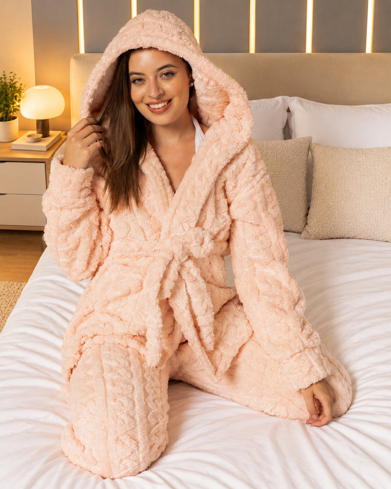 طقم Cloud فرو جاكار خوخي فاتح من PYJAMODA، روب بكابيشو وحزام مع بنطلون شتوي مريح، صورة أمامية أثناء الجلوس.