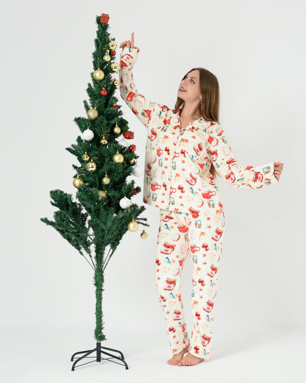 بيجامة شتوي حريمي قطيفة كريمي مطبوعة بأزرار من Pyjamoda – Velvet Winter Pajama Set