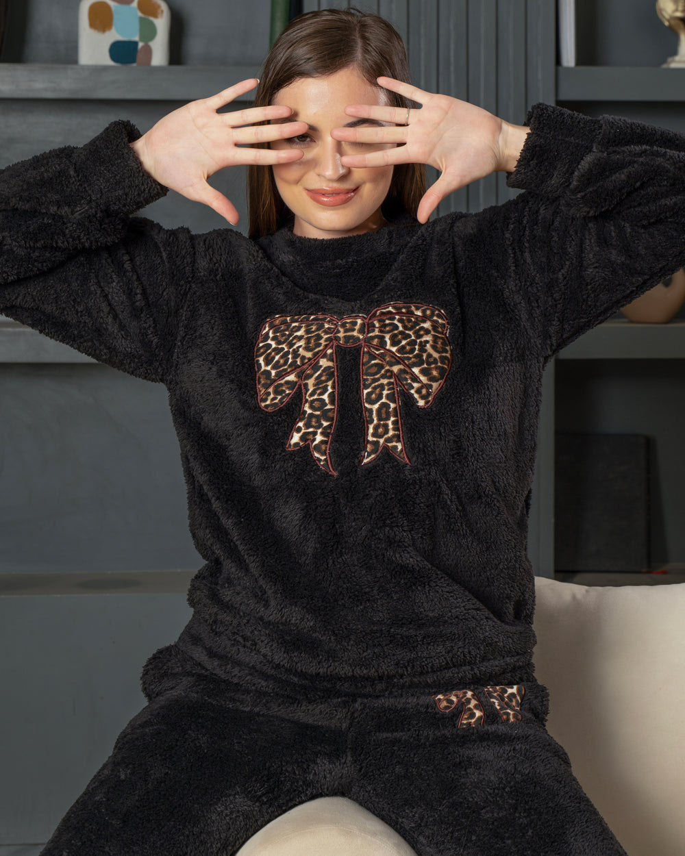 توب بيجامة فرو سوداء شتوية من PYJAMODA بتطريز فيونكة ليوبارد كبيرة وتصميم مريح بأكمام طويلة.