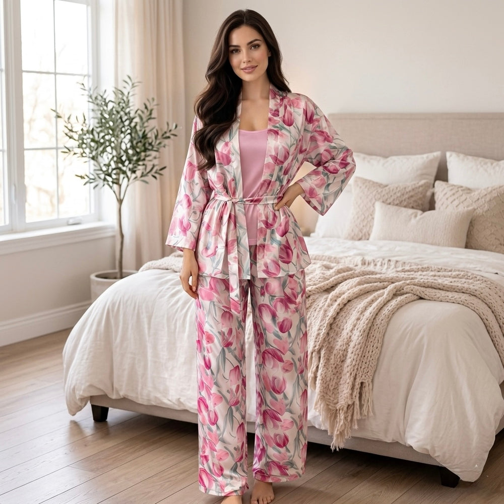 موديل واقفه فى غرفة نوم مودرن و تستعرض بيجامه ستان 3 قطع