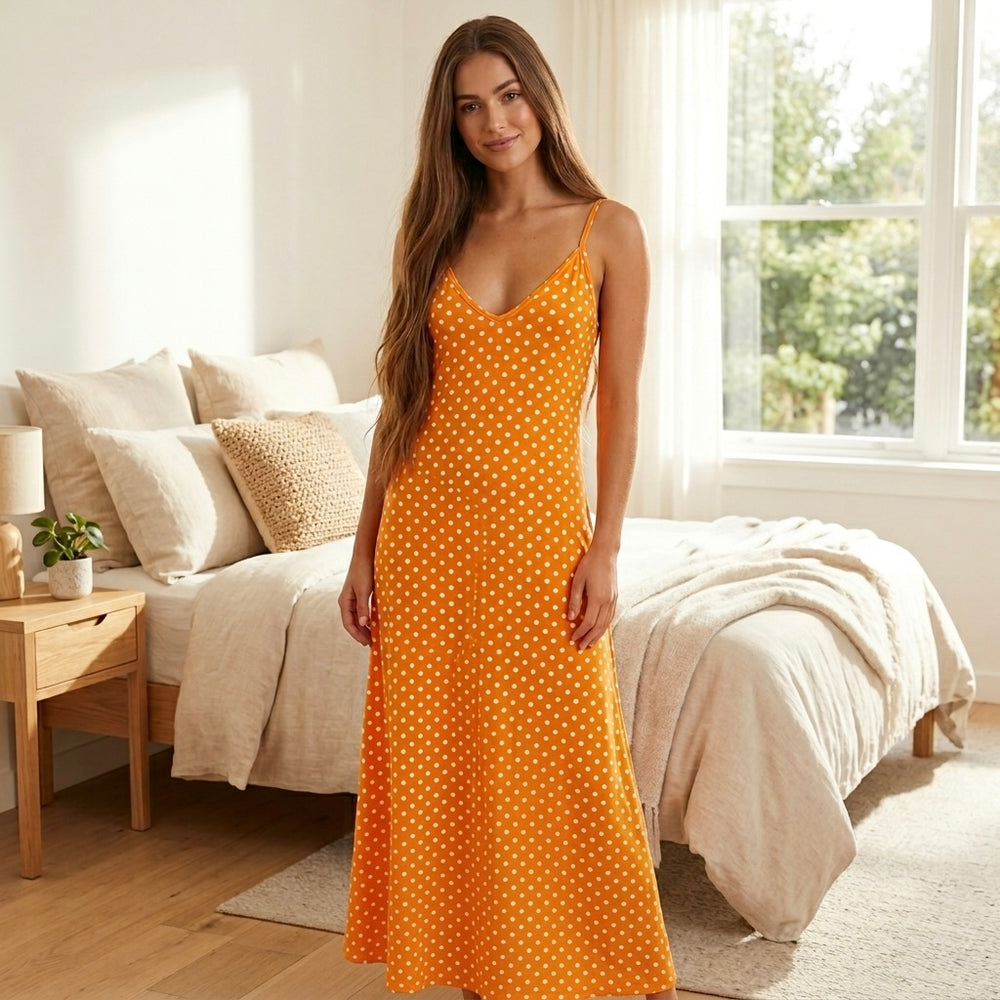 قميص نوم طويل حريمي لون اصفر مسترده بطباعه نقط بيضاء – صورة أمامية كاملة توضح التصميم والشكل الانسيابي