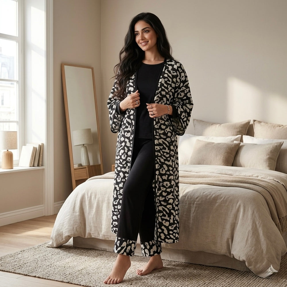بيجامة نسائية 3 قطع روب منقوش أبيض وأسود مع تيشيرت وبنطلون قطن.