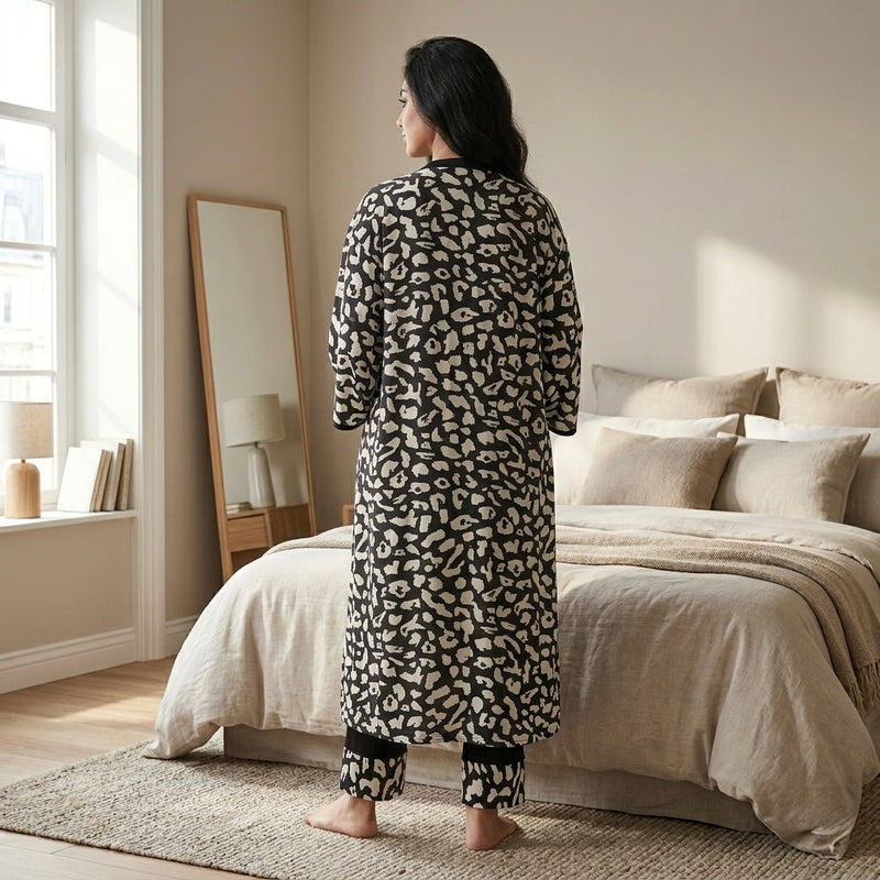 تفاصيل الروب الطويل من الخلف بنقشة الليوبارد الفاخرة لبيجامة الاستقبال.