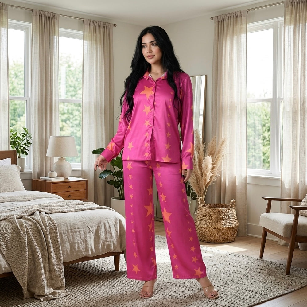 موديل ترتدى بيجامة ستان بطبعة نجوم مع قميص بأزرار فى غرفة نوم بإضاءة ناعمة