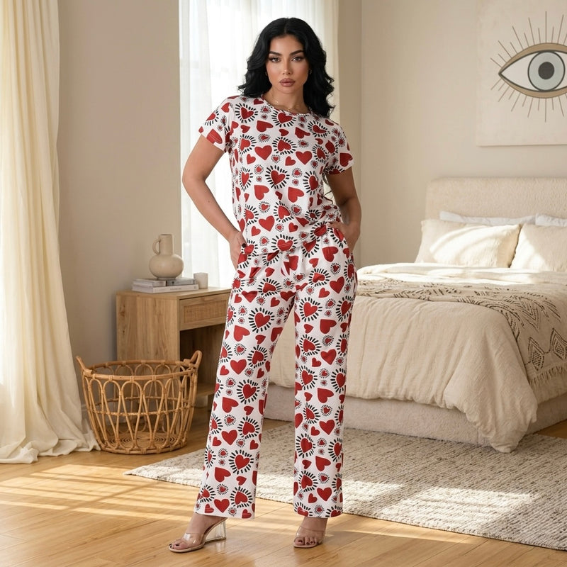 موديل واقفة ترتدى بيجامة قطن مريحة بطبعة قلوب بتصميم عصري كامل يظهر شكل القطعة بالكامل
