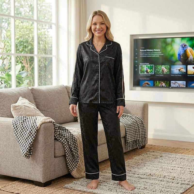 موديل واقفة ترتدي بيجامة ستان جاكار كاملة بتصميم شيك ومريح