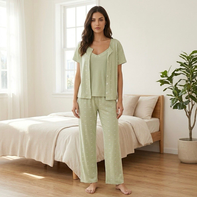 طقم بيجامة نسائي قطن 3 قطع لون أخضر فاتح بطبعة قلوب، ملابس نوم مريحة وعصرية للبيت من Pyjamoda