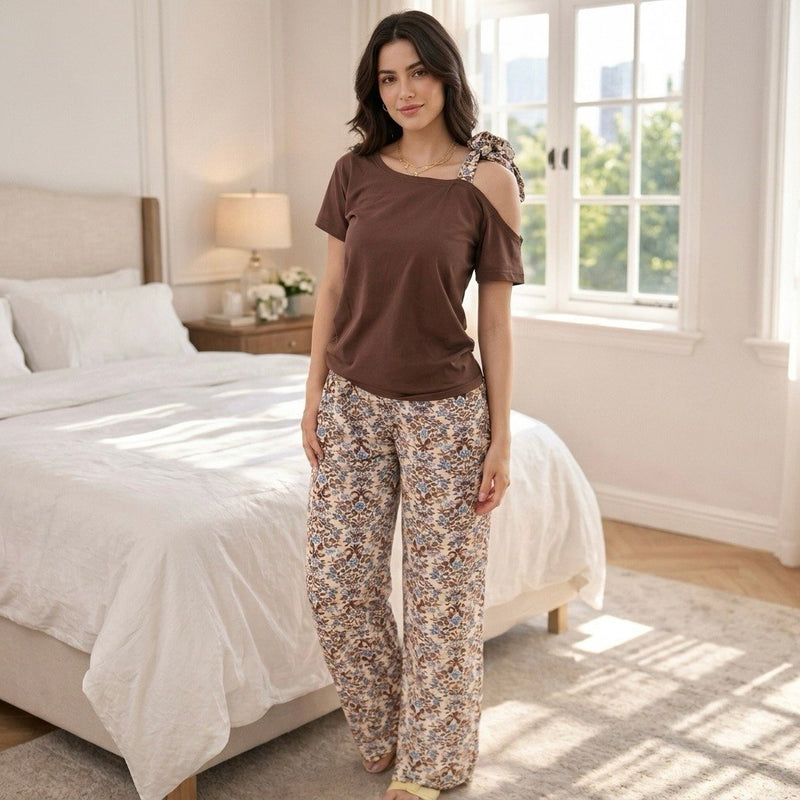 موديل واقفة ترتدي بيجامة قطن أوف شولدر مع بنطلون واسع بطبعة هادئة وأنيقة