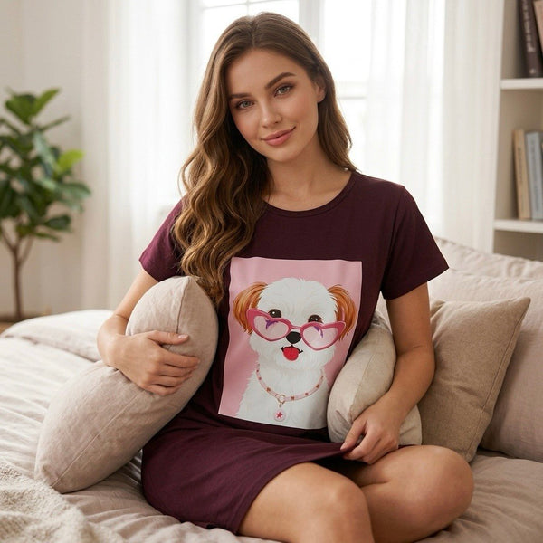 تفاصيل طبعة الكلب بنظارة القلوب على نايت شيرت نبيتي - PYJAMODA