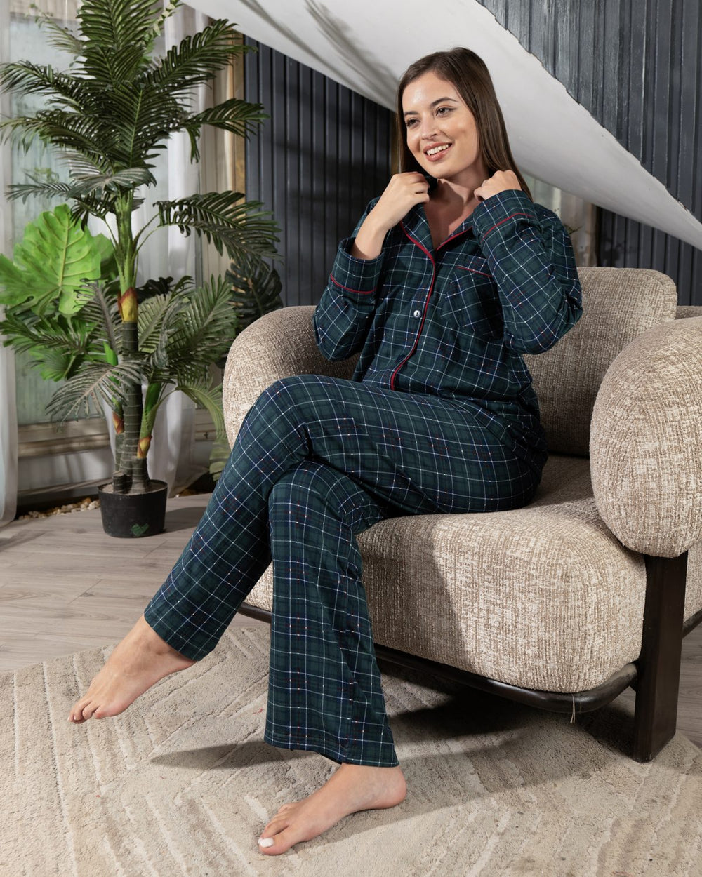 إطلالة كاملة لبيجامة كاروهات نسائية بأزرار أمامية وبنطلون طويل من خامة قطن دفاية مبطنة من PYJAMODA.