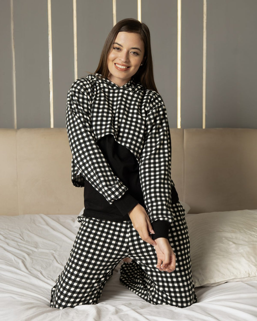 بيجامة كاروهات نسائية 3 قطع أسود وأبيض من PYJAMODA، خامة هشيرة مبطنة مع توب قصير وبنطلون طويل.