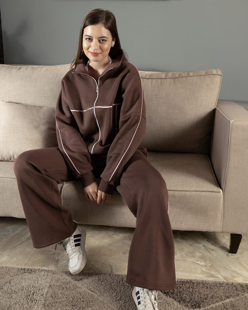 ترنج ميلتون نسائي Mocha Line بني شوكولاتة، جاكيت بسوستة وخطوط بينك مع بنطلون وايد ليج من PYJAMODA.